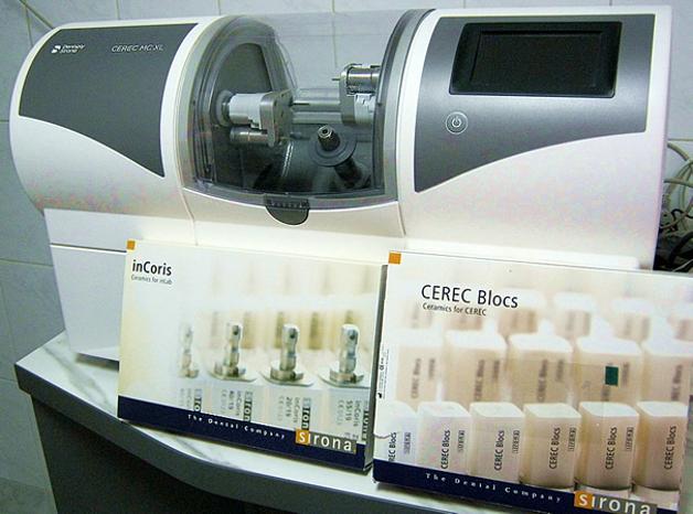 Коронки з діоксиду цирконію з фірменних заводських заготовок шліфувальний апарат Cerec MC-XL виготовляє за 10-30 хвилин з лабораторною точністю.