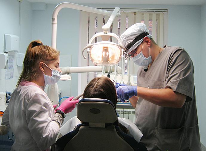 Комплексне хірургічне лікування зубів,  високотехнологічні зубні імплантати.