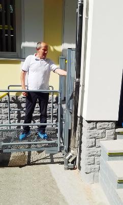Приводиться в рух утримуванням кнопки, плавний хід, вантажопідйомністю до 300 кг.