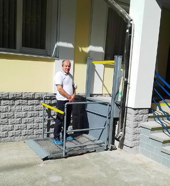 Для зручності людей з інвалідністю встановлено вертикальний підйомник 