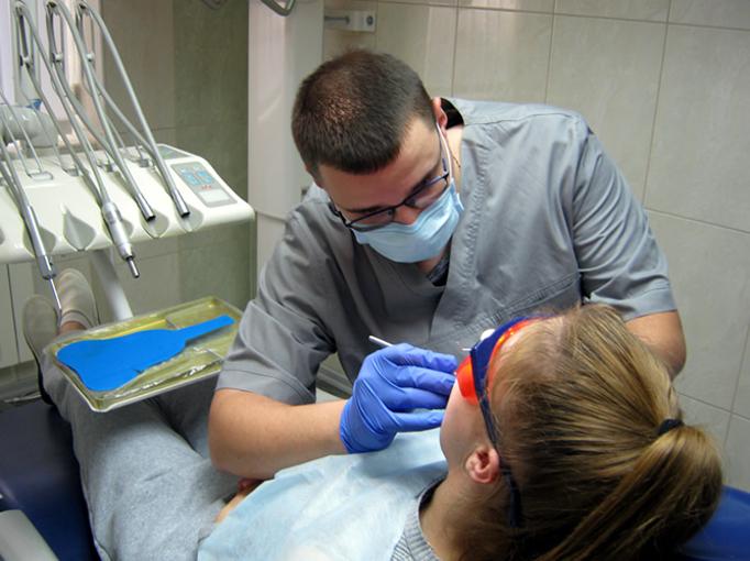 Стоматолог Власюк Роман Володимирович перед відбілюванням проліковує каріозні зуби, перевяє встановлені пломби