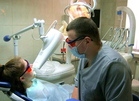Отримуйте голівудську перлинно-білу посмішку в стоматології «РЕСТОМА» всього за один сеанс!